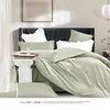 Conjunto de Quatro Peças Bordado Liso de Luxo Leve, Capa de Edredom de Tecido com Textura Delicada, Conjunto de Roupa de Cama para Casa para Pousadas e Hotéis