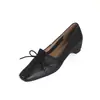 Mocasines retro estilo francés de piel de oveja con pliegues y cordones, colección otoño 2026, con tacón de cuña oculto, punta cuadrada y diseño de media caña de piel genuina para mujer