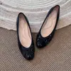 Versión de piel de oveja de bailarinas de corte bajo para mujer, cómodas para pies pequeños, con aumento interno de altura, estilo francés con lazo, adecuadas para combinar con faldas.