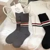 Meias Femininas com Estampa de Tubarão Estilo Outono e Inverno Meias Longas Meias Listradas Estilo Britânico Meias Tendência Japonesa Meias de Cano Médio Meias Largas