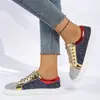 Coleção nova 2026 transfronteiriça: sapatos femininos estilosos e brilhantes, tênis casuais da moda estilo coreano com solas grossas, sapatos baixos respiráveis e pares combinando para casais