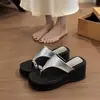 Sandalias de cuña de suela gruesa para playa para el verano de 2026, nuevo estilo para usar con faldas, chanclas de tacón alto para mujeres petite