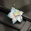Broche de Lirio Azul Imitación Turquesa de Alta Gama para Diseñador Hebilla Magnética Fuerte Accesorios de Ropa Sin Costuras y No Dañinos para Mujeres