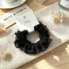 Empaque en tarjeta: Goma para el pelo de seda plisada de alta elasticidad con bordes rizados, goma pequeña versátil y simple para coletas