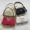 Bolsa de ombro simples e fashion feminina bolsa quadrada pequena estilo western nova de verão 2023 bolsa de ombro com corrente para o dia a dia moda
