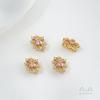 Accesorios de joyería de perlas de tres agujeros con forma de flor de encaje de circonita dorada de 14 quilates con fuerte retención de color.