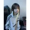 Moletom Gola Alta Personalizado com Listras e Estampa de Letras para Mulheres no Outono e Inverno, Cardigan Jaqueta Aberto com Zíper, Versátil e Soltinho, Forrado com Fleece