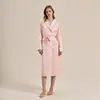 Bata larga de felpa gruesa de satén color champán con bloques de color para mujer, otoño e invierno, bata de casa de alta gama para mujer