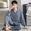 Atacado Transfronteiriço Pijamas Masculinos de Seda Gelada Manga Longa Conjunto Roupas de Casa Masculinas 2025 Novo Tamanho Grande de Alta Qualidade Pode Ser Usado Fora