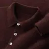 Polo de cachemira para hombre con un corte elegante, urbano, minimalista y relajado, que encarna una estética "old money" para otoño e invierno