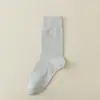 Calcetines Zhuji calcetines anti-pilling calcetines de color liso calcetines de algodón calcetines de tubo medio para hombre absorbentes del sudor transpirables medias para hombre calcetines de negocios simples