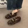 Sapatos peludos femininos com enfeites de letras metálicas, nova coleção outono/inverno 2026, bico quadrado, que aumentam a altura, sola macia, quentes e adequados para uso externo