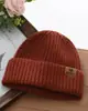 Nuevo Gorro de Punto con Etiqueta de Cuero con Letra para Otoño e Invierno, Gorro de Moda Versátil para Exteriores a Prueba de Frío para Mujeres, Gorro de Lana Cálido de Doble Capa