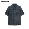Camisa a Cuadros de Manga Corta Básica Boxy con Bolsillo Estilo Retro Americano Marca de Moda Unisex Holgada Versátil Casual Camisa de Cuello Campana