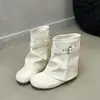 Botas de outono da moda, estilo europeu e americano, de cano baixo para mulheres, versáteis com calças, botas da moda 2026 com fivela de cinto, design slip-on moderno e que afina