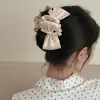 2026 Novo Presilha de Cabelo Grande com Laço de Cetim e Acabamento de Luxo, Grampo Grande para a Parte de Trás da Cabeça, Acessório de Cabelo Tipo Pinça de Tubarão para Mulheres