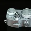 Los botones adhesivos de obturador estilo mochilero son adecuados para los botones de obturador de cámaras Fujifilm y Leica, sirviendo como accesorios adhesivos de cristal metálico