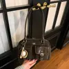 Bolso de Mano de Gama Alta Estilo Bolso de Bolos para Mujer 2025 Otoño e Invierno Nuevo Estilo Lujo Ligero Versátil Nicho Bolso de Hombro Debajo del Brazo Moderno