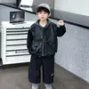 Conjunto de Menino Cool Primavera Outono Crianças Colete Jaqueta de Couro Peça Três 2026 Nova Jaqueta com Capuz Calças Roupas Tendência