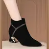 Botines cortos negros de punta para mujer, tacón grueso de altura media, botines de tobillo modernos y versátiles, cremallera lateral de gamuza, nuevo modelo de otoño e invierno