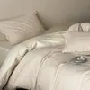 Conjunto de cama de quatro peças, 60 unidades, 100% algodão, trama espessa, textura em relevo, com bordas enroladas, apresentando um design simples e de cor sólida, incluindo uma capa de edredom de algodão, lençol e lençol com elástico