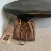 Nova bolsa tote outono 2026 transfronteiriça, adequada para escola e trabalho, uma bolsa de ombro versátil e de grande capacidade para estudantes universitárias.