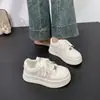 Tênis plataforma branco com cadarço e sola grossa para mulheres, novo estilo coreano casual primavera 2026, tênis de skate, tênis esportivo para estudantes, calçados femininos