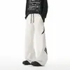 Calça de moletom desconstruída em patchwork, de tecido pesado, com perna curva para homens, apresentando um design listrado estilo americano, solta e de perna larga, adequada para outono e inverno, e perfeita para uso casual