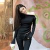 Camiseta nicho de hombros descubiertos de manga larga otoño estilo pura chica hot sexy ajustada temperamento hombro oblicuo top de hombros descubiertos ins mujer