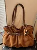 Bolsa de ombro retrô elegante e de alta qualidade, nova para 2026, de grande capacidade para o dia a dia, com um design de bolsa tote descontraído, plissado e de cor sólida