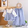 Conjunto de otoño de moda para niñas, elegante modelo nuevo 2026, conjunto de tres piezas de mezclilla con tirantes y manga larga para bebé, ropa infantil moderna