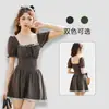 Traje de Banho Feminino Happy Yuan Peça Única Estilo Saia Gola Quadrada Francesa Renda Manga Bufante Emagrecedor Resort Spa