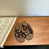 Nuevas sandalias planas antideslizantes para exteriores 2026 con un diseño genial, adecuadas para combinar con faldas, chanclas versátiles de verano para mujer estilo playa y bosque