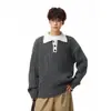Suéter College Masculino Vintage Novo Outono/Inverno 2026 com Gola Dobrável em Cor Contrastante e Textura de Tricô Grosso, Caimento Solto