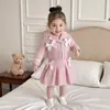 Conjunto de Saia Estiloso Primavera e Outono 2025 Novo Estilo Coreano para Meninas, Conjunto de Duas Peças Rosa Fofo com Saia Curta para Meninas
