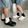 Cómodos y ligeros, estos zapatos perforados con soporte para el arco son adecuados para el uso a largo plazo sin fatiga.. Son elegantes, de color sólido y adecuados tanto para hombres como para mujeres.. Son una opción de moda para parejas y son perfectos para la ropa de playa de verano