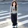 Conjunto de otoño estilo coreano para niñas, nuevo modelo 2026, camiseta de manga larga para niños mayores, conjunto de dos piezas para primavera y otoño con pantalones de volantes para niñas