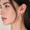 Pendientes de aro con forma de C, estilo europeo y americano, incrustados con diamantes de estrella y luna, ligeros y lujosos, con un diseño de aro de metal liso y pulido, venta al por mayor para joyería femenina de nicho.