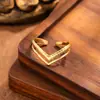 Anillo de Moda Exclusivo Transfronterizo en Forma de V Tendencia Ins Europea y Americana Versátil Ajustable Anillo Abierto con un Toque de Alta Gama Joyería de Acero de Titanio