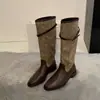 Elegantes para la calle~ Estilo retro de nicho, bloques de color, botas largas con correa de hebilla para mujer, punta redonda, tacón grueso, botas plisadas apiladas, de moda