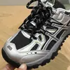 2026 Zapatos infantiles al por mayor en stock, zapatillas deportivas para hombre y niño para exteriores, nuevos zapatos de senderismo para niños estilo coreano 6693