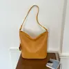 Bolsa de ombro tipo balde com padrão trançado e cor sólida de grande capacidade, novo estilo verão 2026, personalizada para trabalho e deslocamento