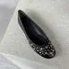 Sapatilhas Vintage Super Macias de Pele de Ovelha com Tachas para Mulheres 2026 Novo Nicho Slip-On Versátil de Boca Rasa Sapatos Únicos