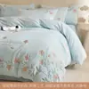Juego de Ropa de Cama de Felpa Cálida de Alto Valor Cuatro Piezas Otoño e Invierno Espesado Coral Fleece Bordado Funda de Edredón Sábana Ropa de Cama