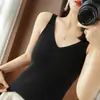 Novo suéter de tricô, estilo curto, gola V transpassada, coleção de outono, fio core-spun, top sem mangas, peça externa feminina, camisole pequeno