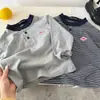 Camiseta Base Infantil 2026 Outono Novo Estilo Camiseta Listrada Tendência para Meninos Manga Longa Meio Botão para Crianças Pequenas e Maiores Top Casual