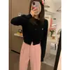 Cárdigan de punto gris estilo coreano para mujer, una pieza fina y sencilla de otoño que estiliza, presenta mangas largas, un cuello redondo y está diseñado como una prenda exterior casual.