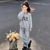 Conjunto de sudadera a cuadros de moda con bloques de color y cuello polo y pantalones vaqueros con estrellas lindas para niños mayores estilo universitario