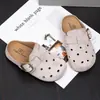 Sandalias estilo Birkenstock para niña 2026 Modelo Nuevo de Primavera Zuecos Infantiles para Exteriores de Suela Suave Zapatos Casuales Cerrados para Niños Mayores Moda de Dos Vías de Uso