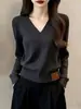 Elegante e estiloso suéter vermelho para mulheres, um tricô de caimento solto perfeito para usar em camadas no inverno, oferecendo calor e um visual sofisticado com suas mangas longas.